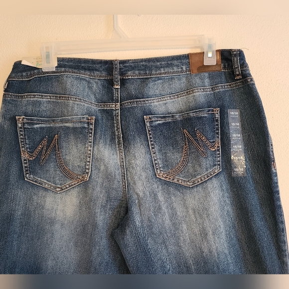 Maurices Women's Size 15/16 Denim Flex Mid Rise Flare Jeans 32.5" Inseam - Picture 4 of 7